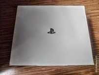 Playstation 4 pro с 2 къстом контролера кутия и игри.