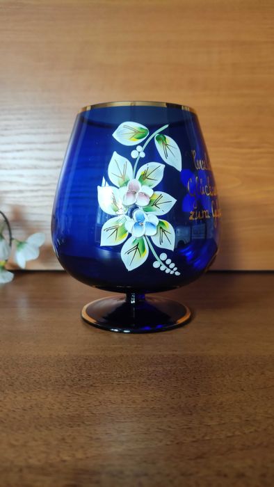 Голяма чаша от цветен кристал с 3Д декорация и златен кант