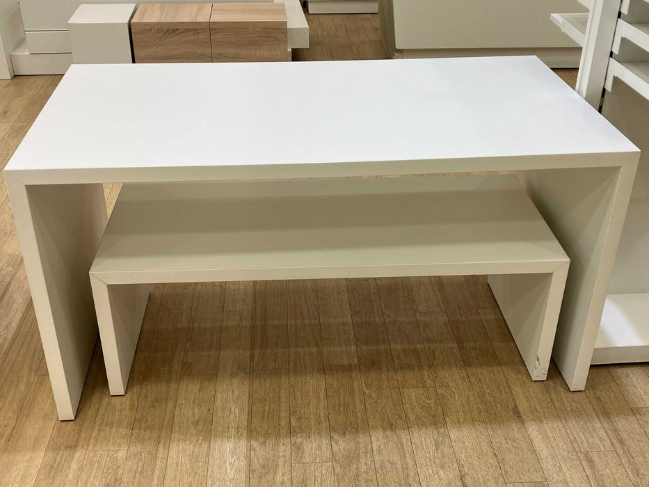 Продават се мебели от верига магазини за дрехи