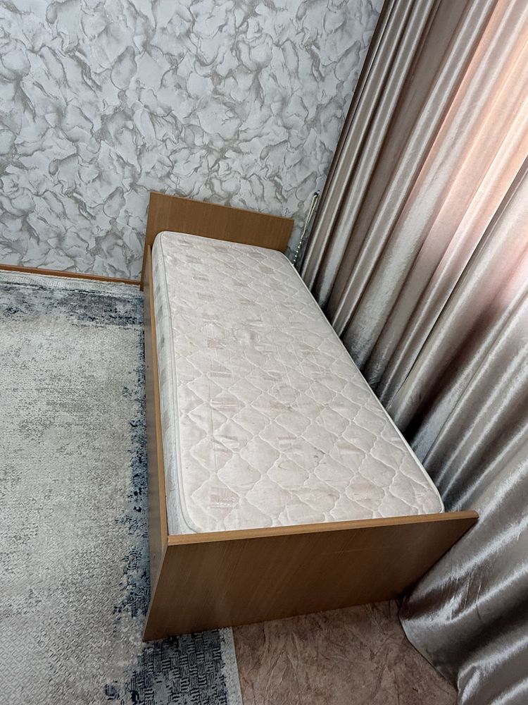 Кровать с матрасом