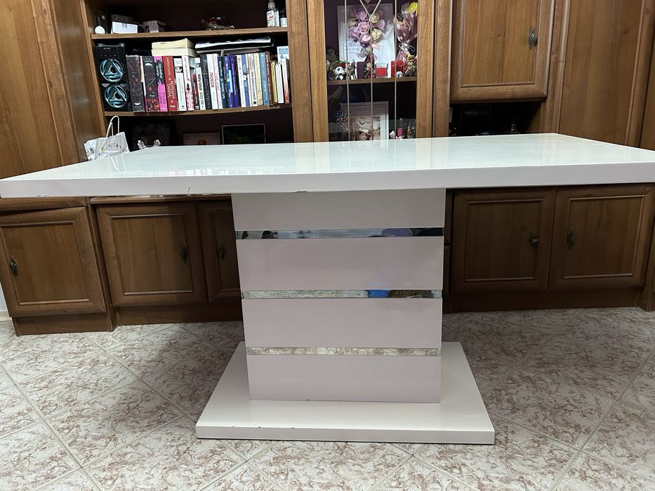 Маса със среден крак