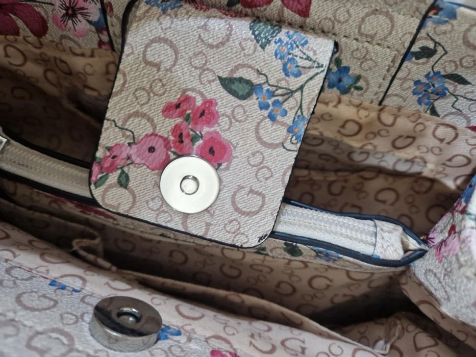 Страхотна чанта Guess