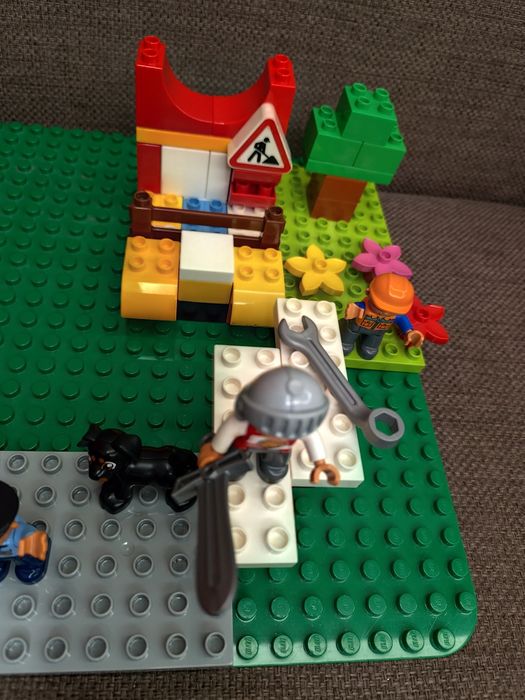 Лего Дупло плоча и частите към нея