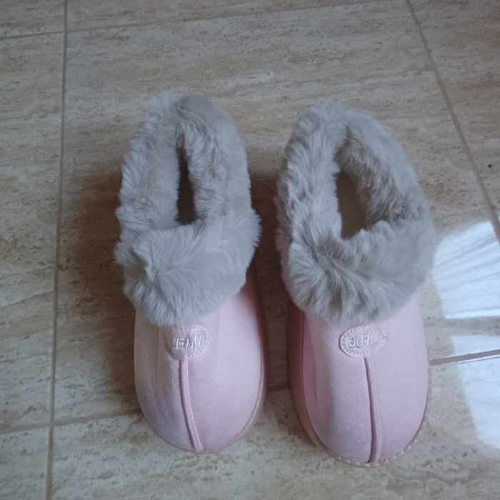 Ghete imblănite roz diferite mărimi 50 lei