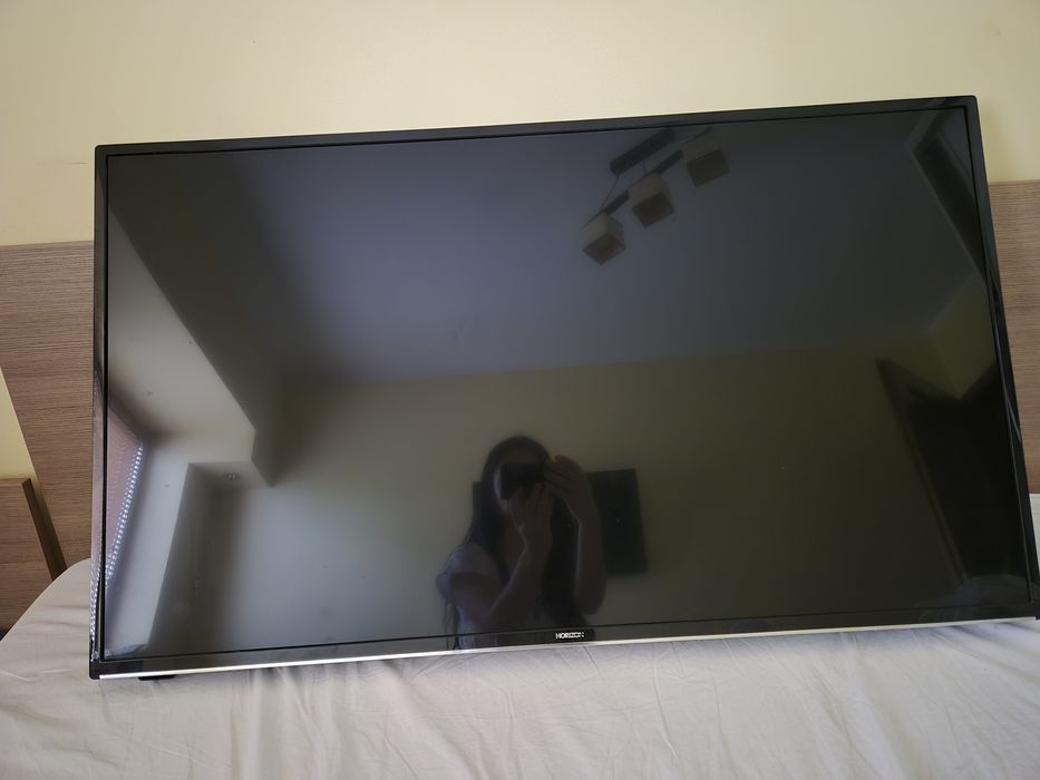 Doua televizoare smart full HD 108 cm Horizon aproape noi