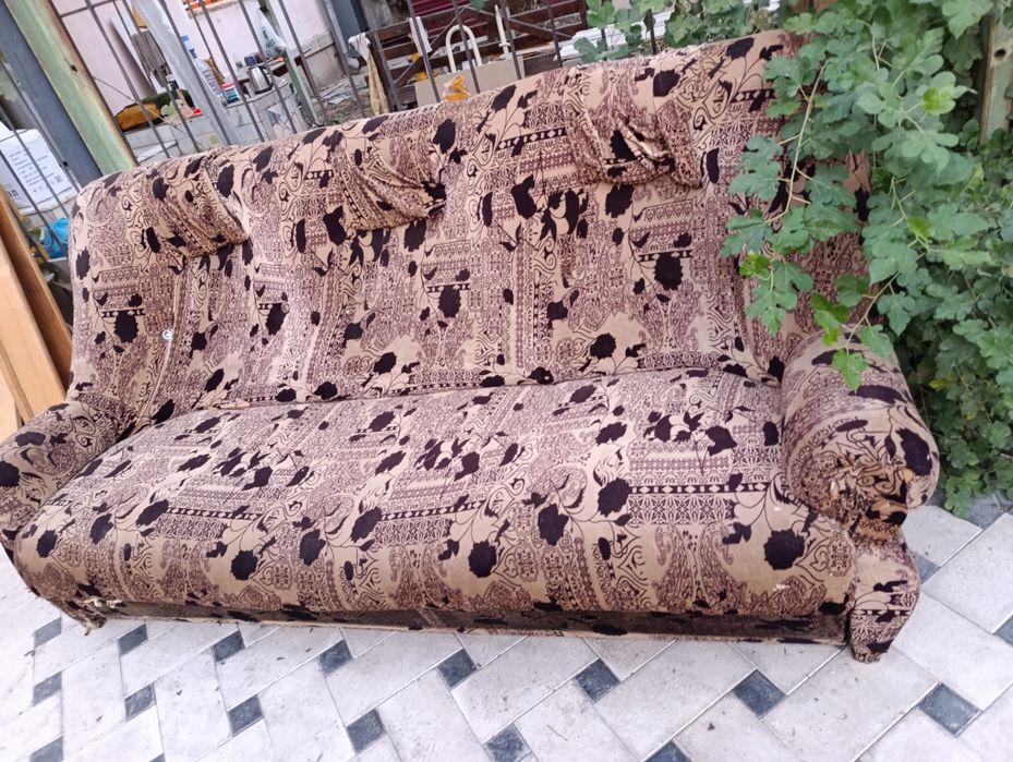 Срочно!Дёшево!Продам большой диван для гостиной