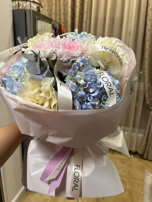 Нежный букет в пастельных тонах — гортензия, розы и хризантемы.