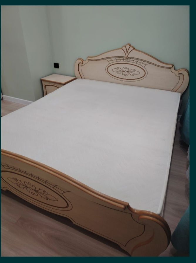 Продается двухспальняя кровать с тумбочками. Срочно!!!