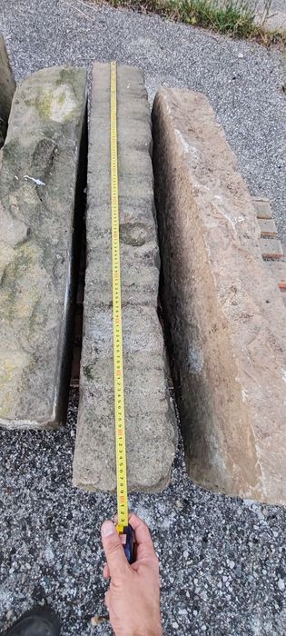 Стъпала от ръчно издялан камък