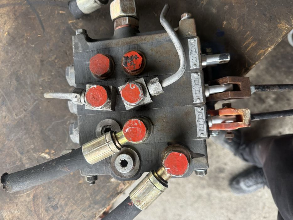 Distribuitor hidraulic  3 comenzi
