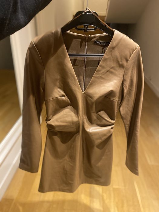 Vând rochie Zara din piele ecologica mărimea XS culoare Bej