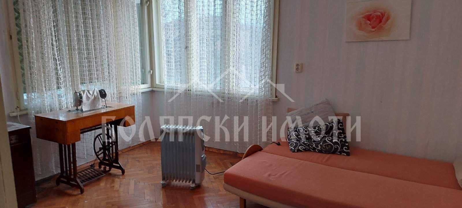Къща с голям двор в село Павел