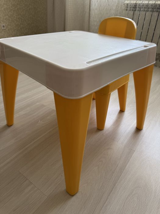 Продам десткий стол и стул