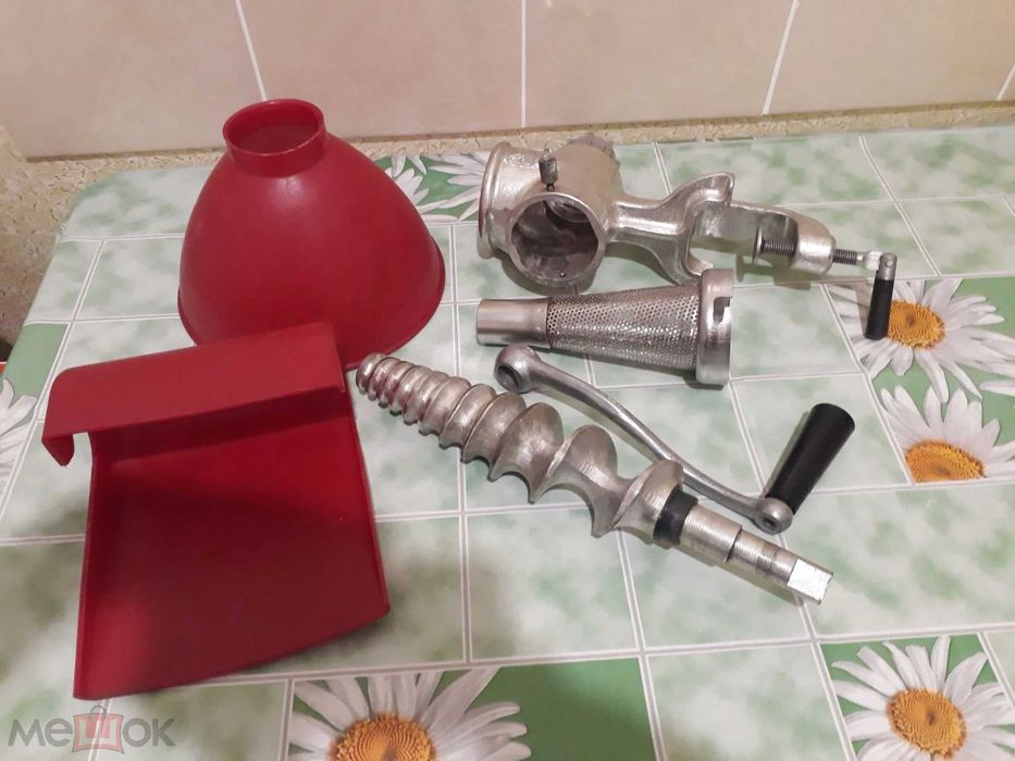 Ручная чугунная соковыжималка  "Струмок"  (СССР)