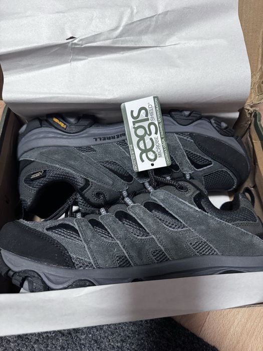 Продам новые качественные зимние кроссовки.