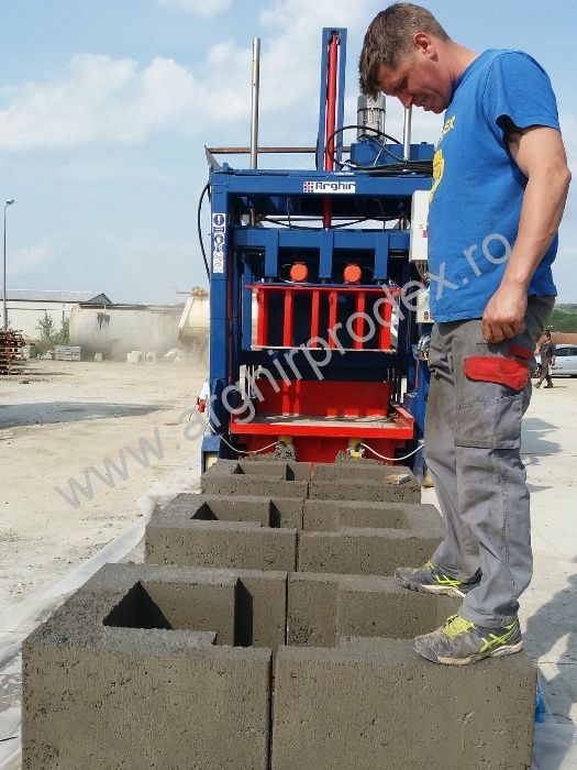 Presa/ Masina/ vibropresa mobila boltari rigole Forte Maximus