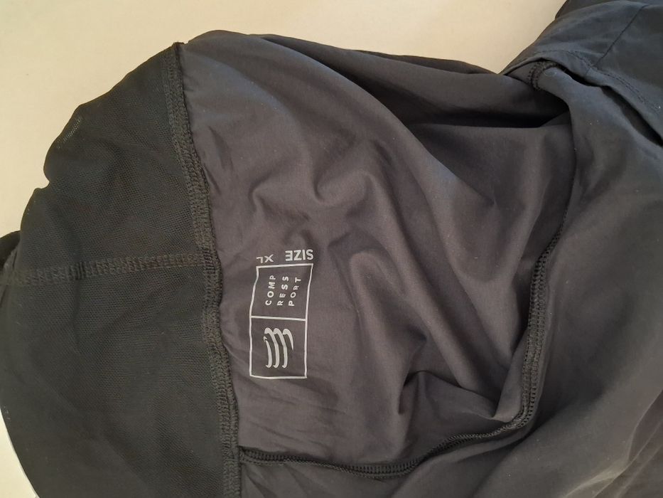 Vând Pantaloni scurti Alergare Compresssport  Barbati mărimea XL
