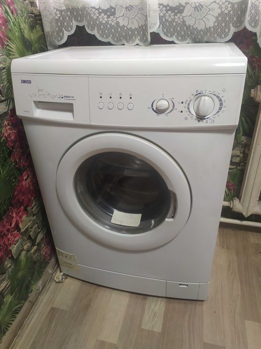 Продам стиральную машину ZANUSSI ZWS2105W б/у рабочая, на запчасти