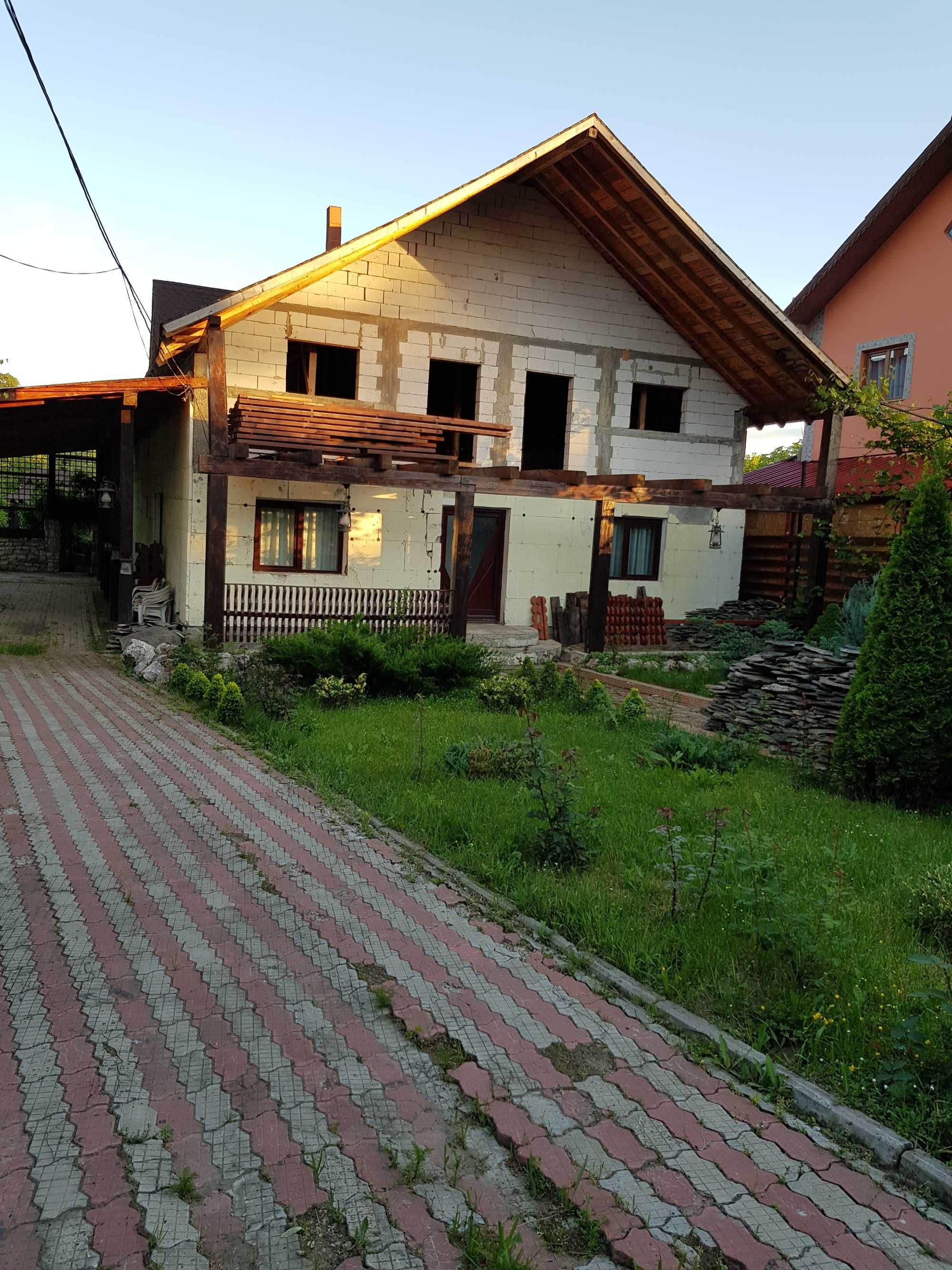 Casa  de Vanzare  ,in centru  comunei la soseaua Principala .