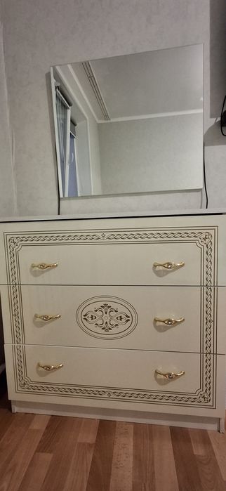 Комод с зеркалом