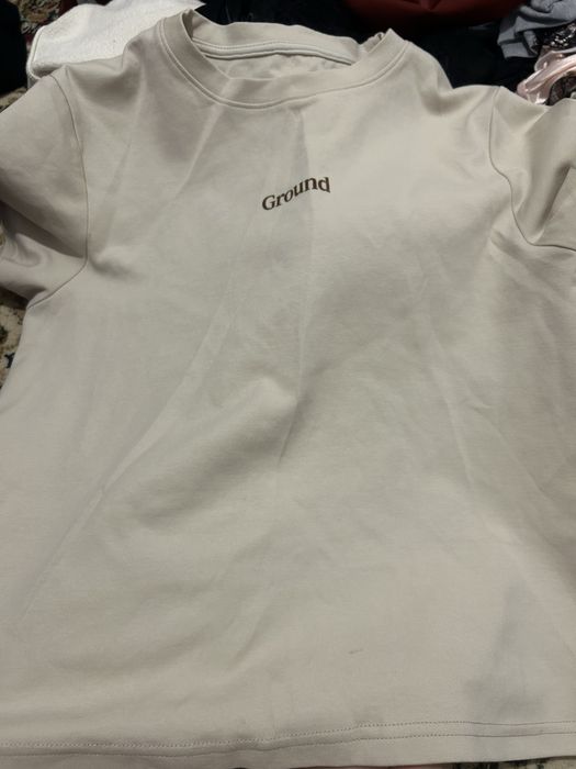 Футболка с надписьем Ground