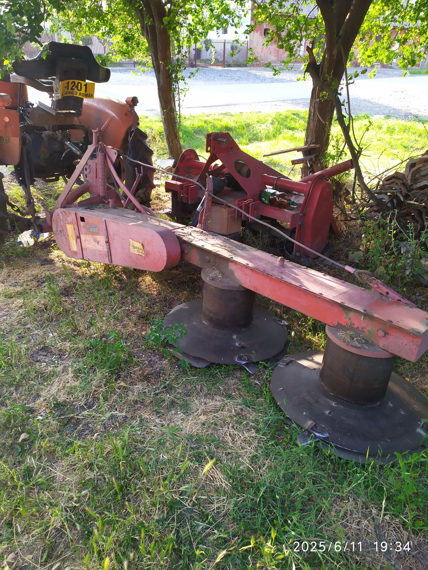 Vând tractoraș FIAT 25 de caii cositoare plus plug