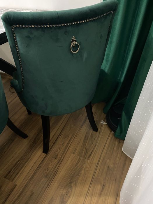 Vând masa extensibila cu 6 scaune