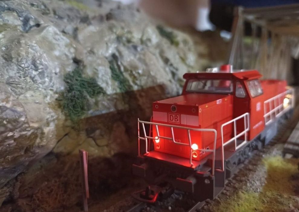 piko BR92 locomotiva digitala cu sunet

Lumini frontale alb/roșu
Tracț