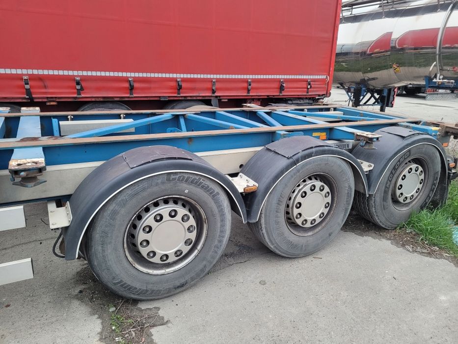 Semi  remorcă  containere