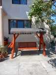 Balansoare si mese rustice pentru exterior