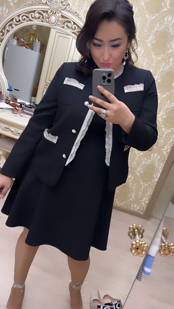 Продается жакет. Пиджак. Очень красивый.