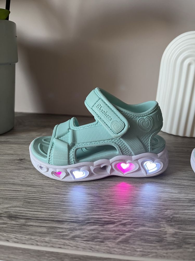 Чисто нови детски сандали Skechers