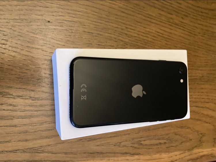 iPhone SE 128 GB черен с протектор