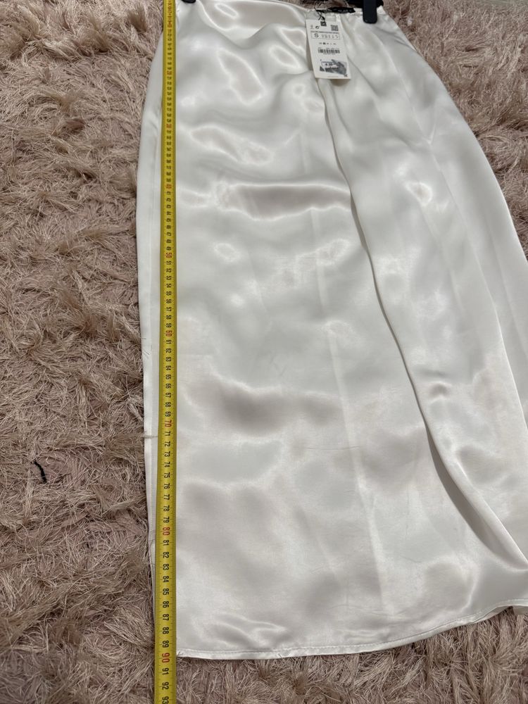 Fustă midi/ lungă satinată alb oyster cu drapaj elegant Zara marimea S