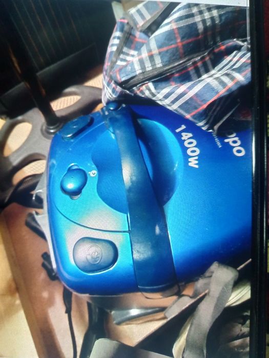 В связи с отъездом срочно продаю большой пылесос Самсунг