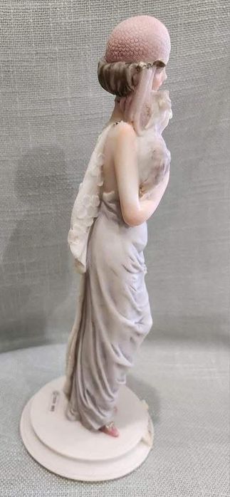 Елегантна дама със своя домашен  любимец, Capodimonte