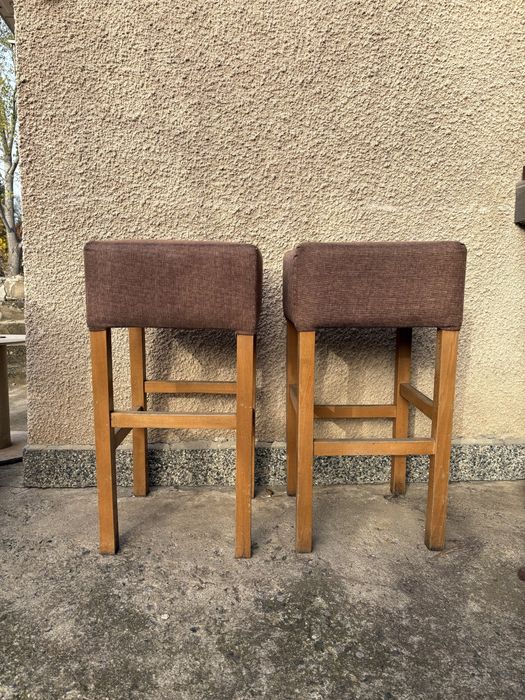 Продавам 2 броя бар столове и 4 друг модел