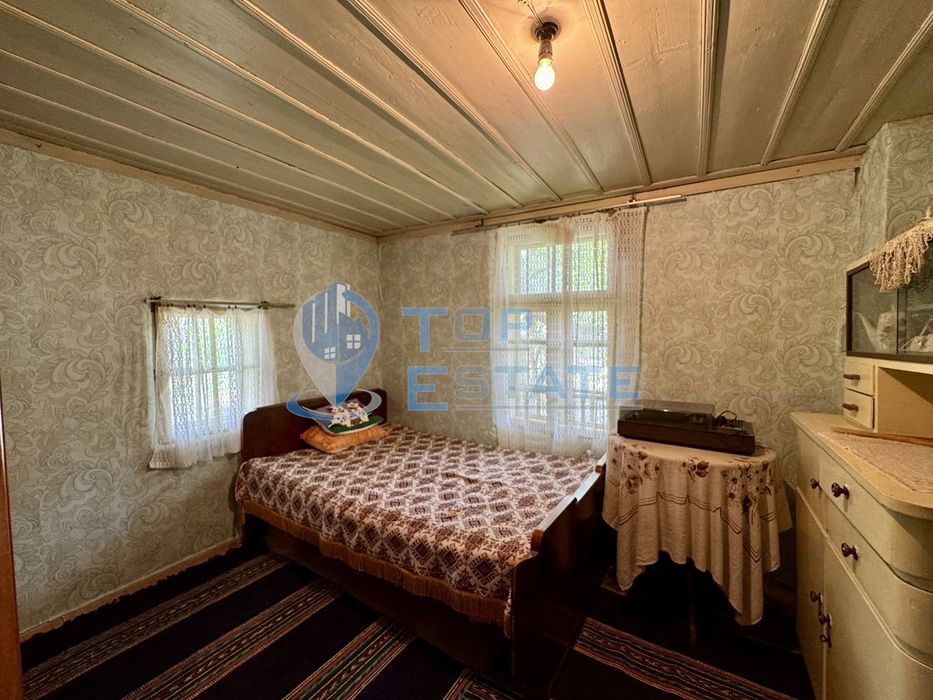 Къща с кладенец и голям двор в село Сушица, област Велико Търново