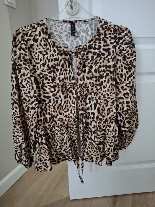 Сатенена черна риза с пера