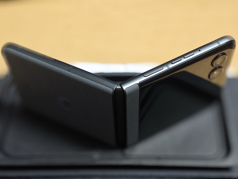 НОВ!! Продава се телефон Motorola Razr 50