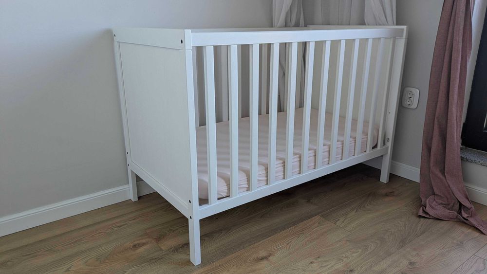 IKEA SUNDVIK бебешко креватче, матрак, протектор и балдахин