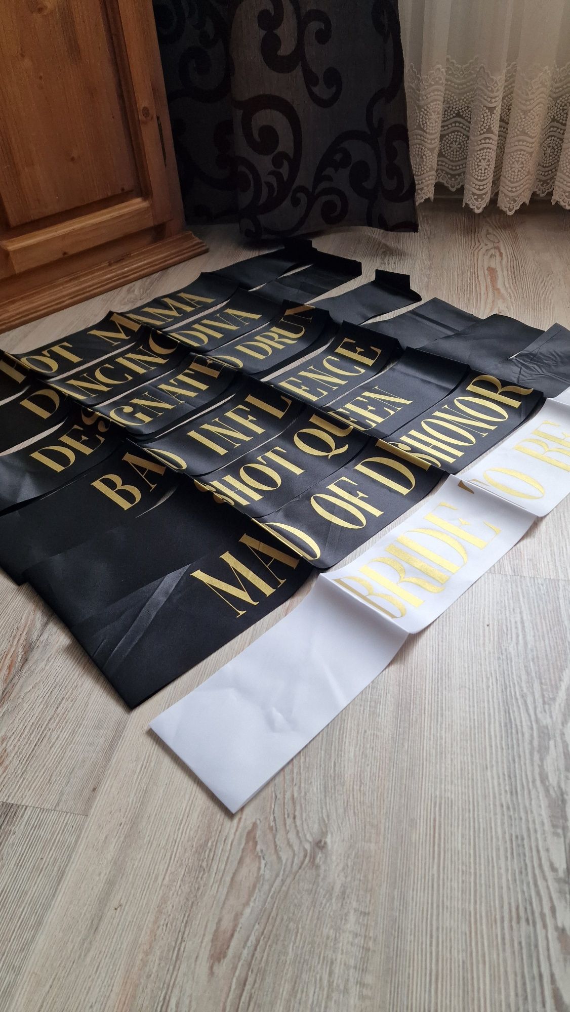 Set nou panglici Bide to be alb + 6 pentru burlacite pe negru cu auriu