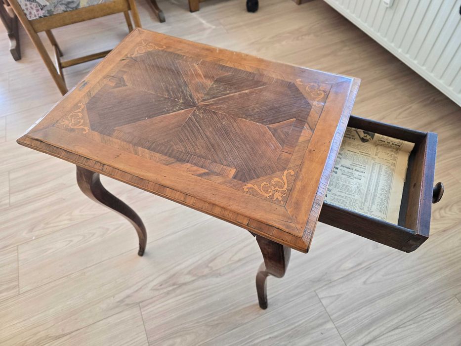 Продавам стара масичка със украса от седеф.