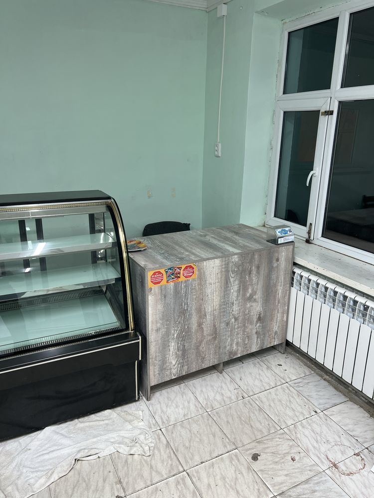 Шкафы, стелложи, стол.