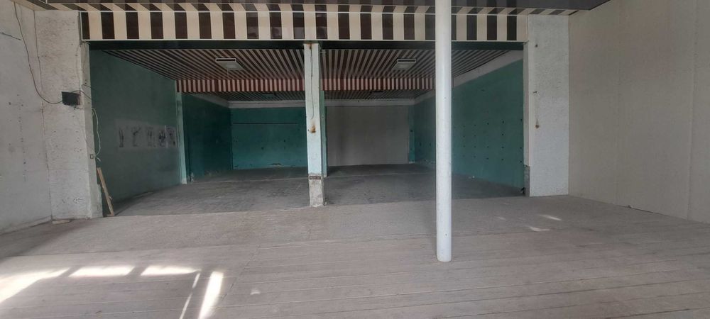 Савдо дўкони биноси Сирдарё вилояти Ховос тумани марказида жойлашган