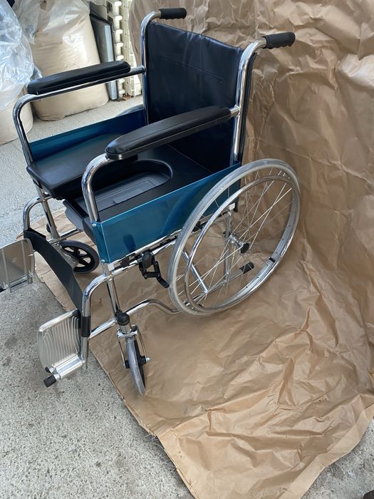 Fotoliu rulant/ carucior/ scaun cu rotile ortopedic cu olita