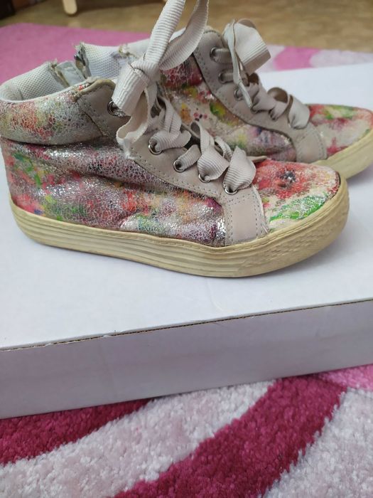 Обувки, маратонки