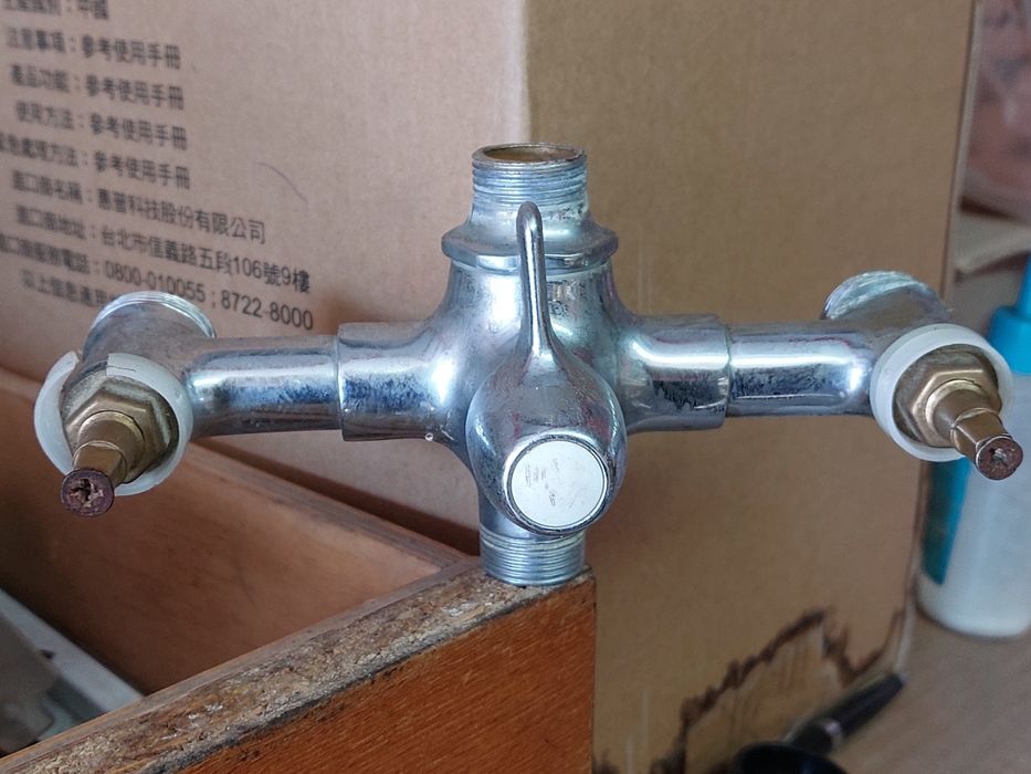 Смеситель в ванную ,сделано в СССР, настоящий металл, надёжность.