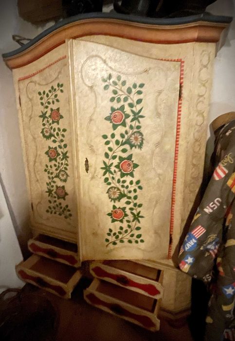 Dulap pictat frumos, anii ’70, calitate superioară