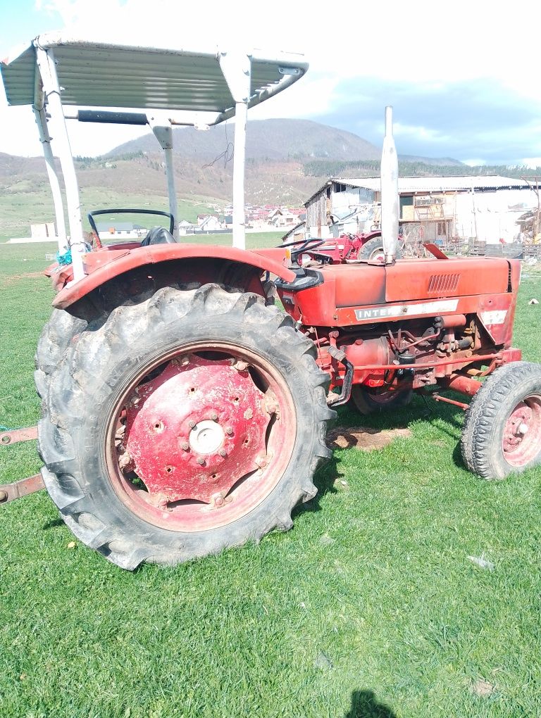 Tractor International 453 pentru piese are blocul motor fisurat